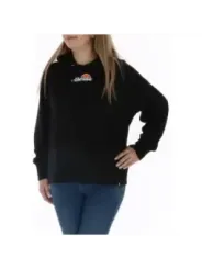 Frau trägt schwarzes Ellesse Sweatshirt