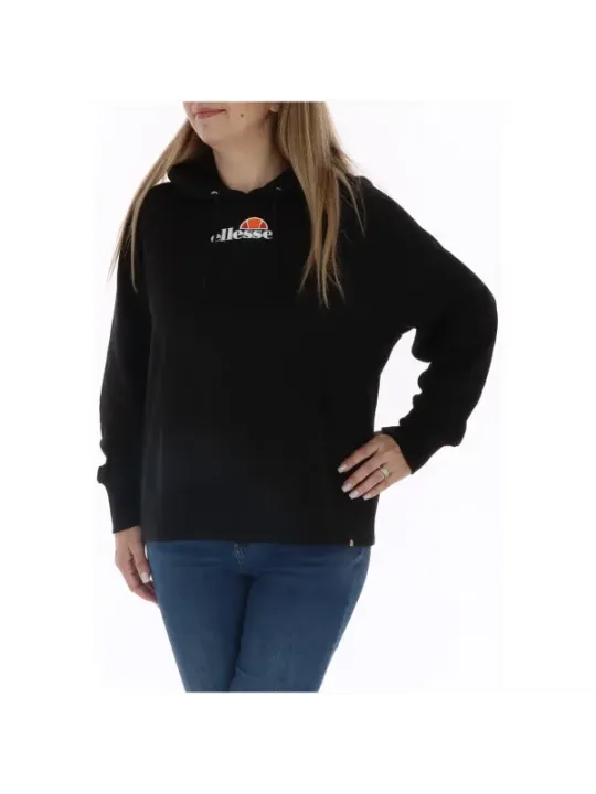 Frau trägt schwarzes Ellesse Sweatshirt