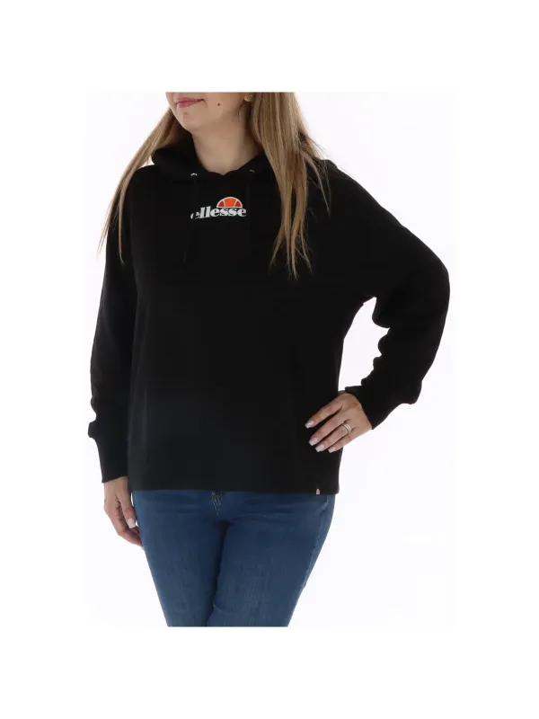 Frau trägt schwarzes Ellesse Sweatshirt