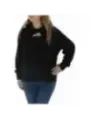 Frau trägt schwarzes Ellesse Sweatshirt