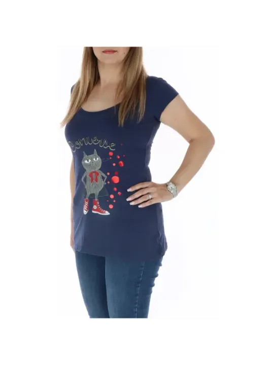 Frau trägt Converse Katzen T-Shirt