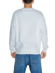 Person trägt weißes T-Shirt und Jeans