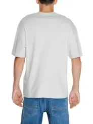 Weißes T-Shirt mit blauen Jeans