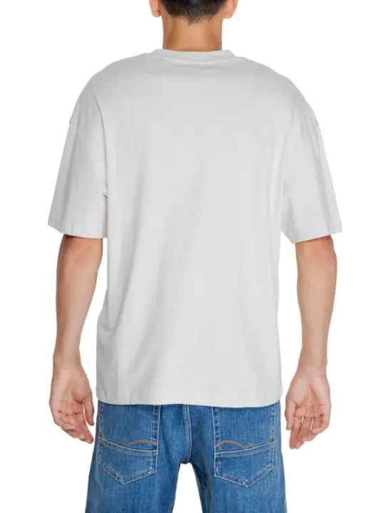 Weißes T-Shirt mit blauen Jeans