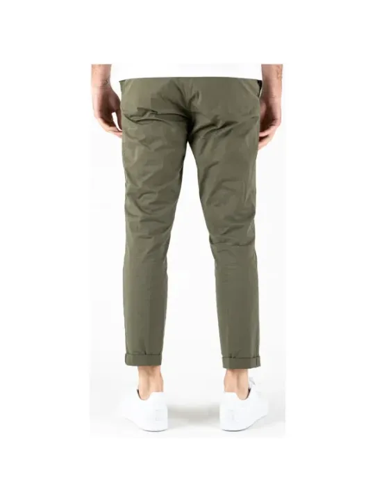 Olivgrüne Hose, schmal geschnitten