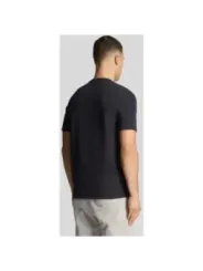 Mann trägt schwarzes Lyle & Scott T-Shirt