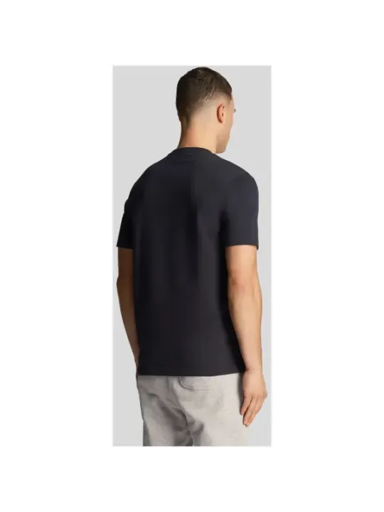 Mann trägt schwarzes Lyle & Scott T-Shirt
