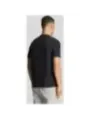 Mann trägt schwarzes Lyle & Scott T-Shirt