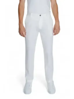 Weiße Baumwollhose schmal geschnitten.