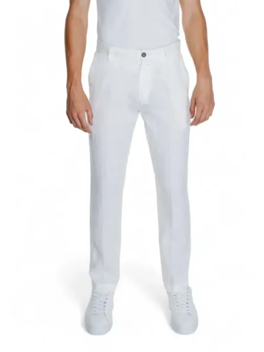 Weiße Baumwollhose schmal geschnitten.