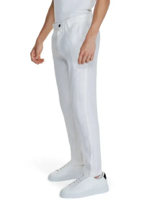 Weiße Hosen und Sneaker