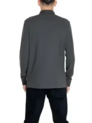 Mann trägt Armani Exchange Poloshirt
