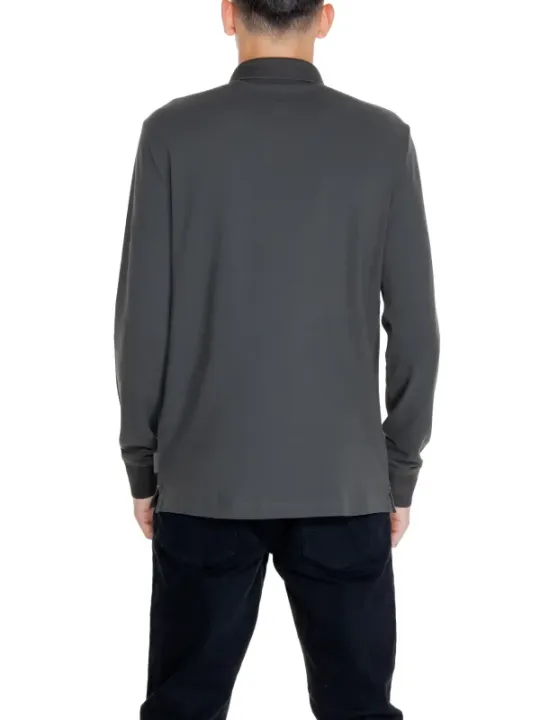 Mann trägt Armani Exchange Poloshirt