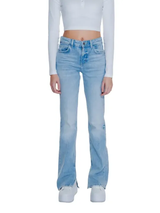 Helle Jeans, weißes Oberteil, Mode