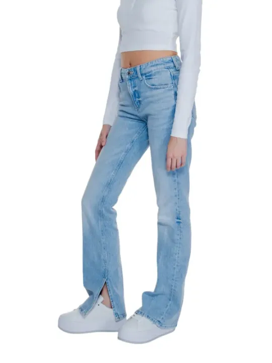 Helle Jeans mit seitlichem Schlitz
