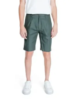 Mann trägt grüne Antony Morato Shorts