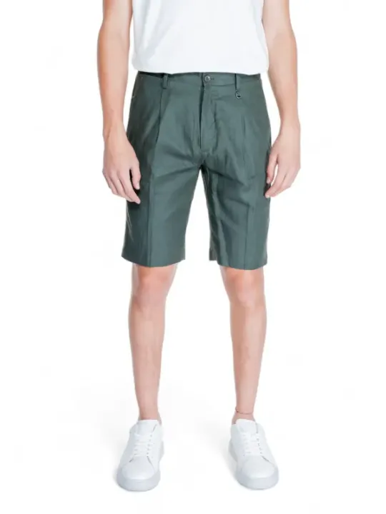 Mann trägt grüne Antony Morato Shorts