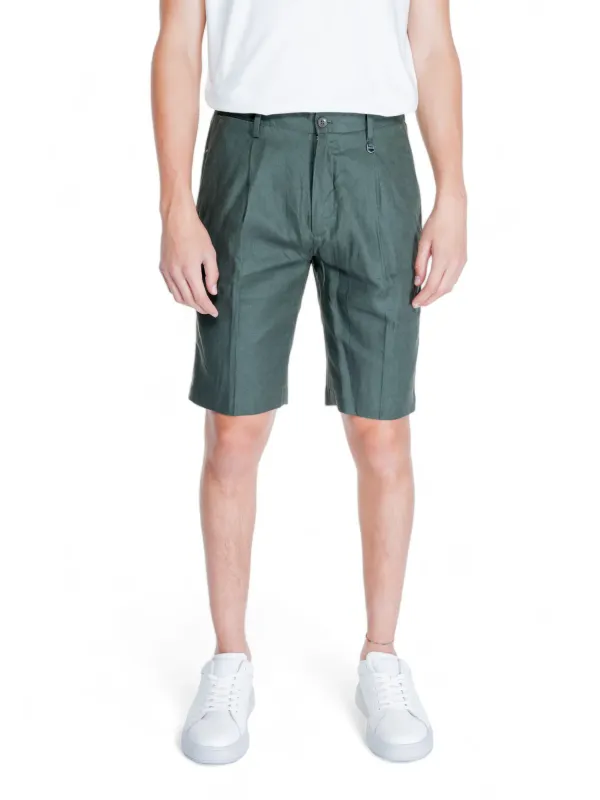 Mann trägt grüne Antony Morato Shorts