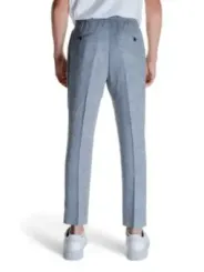 Helle Hosen, weißes Hemd, Sneaker