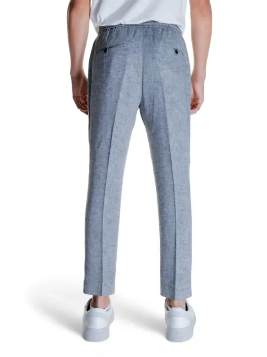 Helle Hosen, weißes Hemd, Sneaker