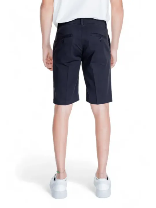 Marineblau Shorts und weiße Schuhe