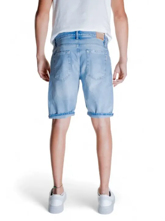 Leichte Denim-Shorts mit weißen Sneakern