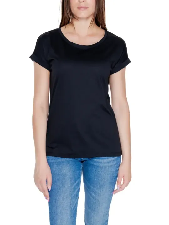 Schwarzes T-Shirt mit Jeans