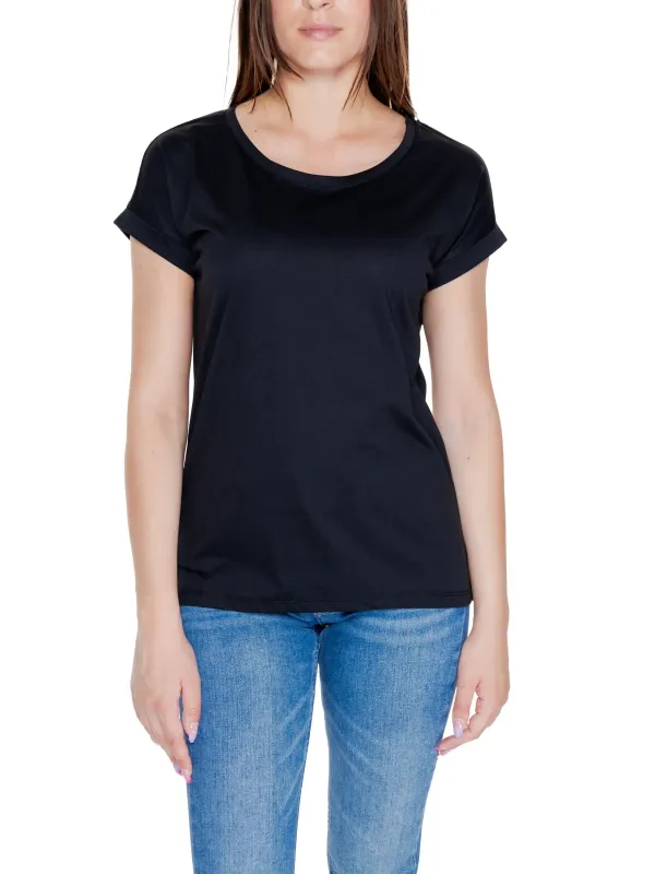 Schwarzes T-Shirt mit Jeans