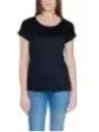 Schwarzes T-Shirt mit Jeans