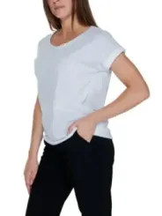 Weiße T-Shirt mit schwarzen Hosen