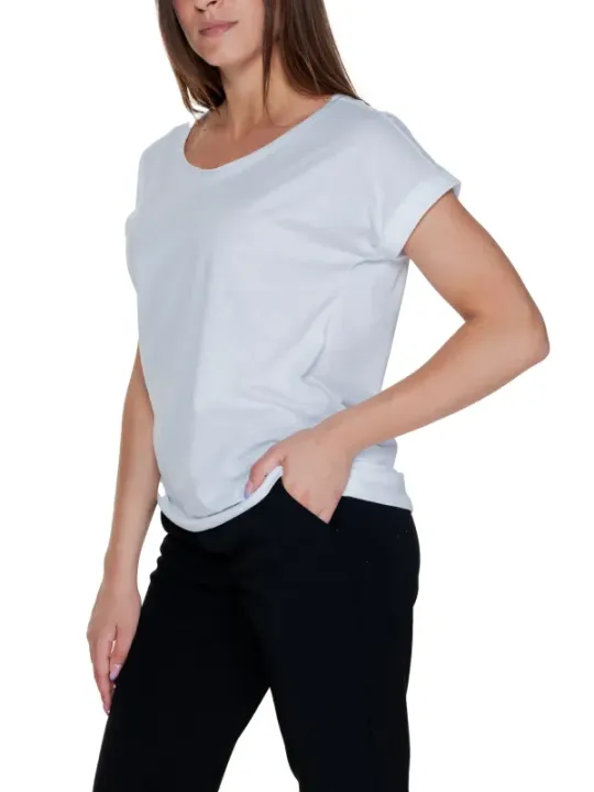 Weiße T-Shirt mit schwarzen Hosen