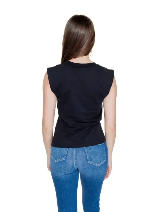 Schwarzes Tanktop, weiblicher Rückenansicht