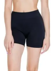 Schwarze Shorts, sportliche Model-Präsentation