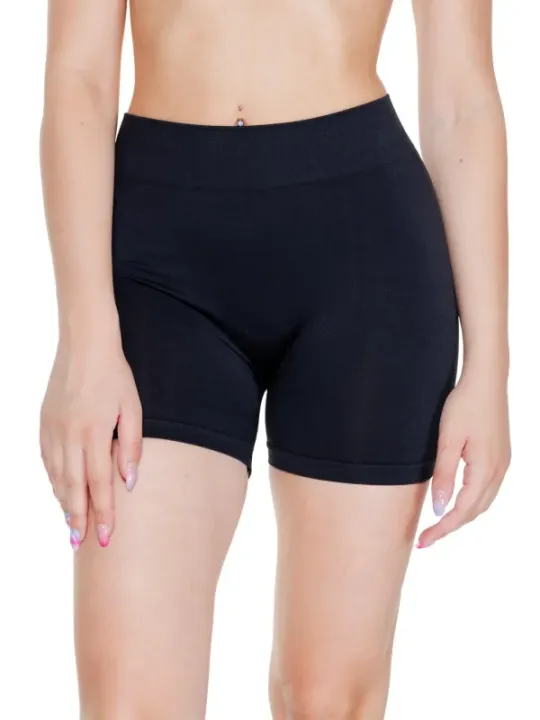 Schwarze Shorts, sportliche Model-Präsentation