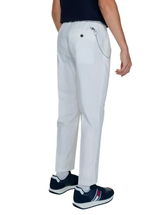 Weiße Hosen mit seitlicher Kette