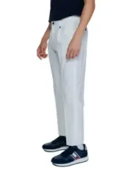 Mann trägt weiße Hosen und Sneaker