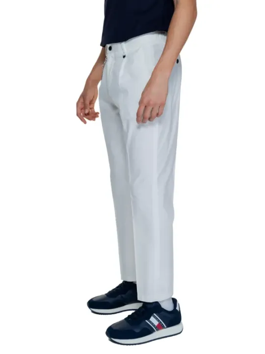 Mann trägt weiße Hosen und Sneaker