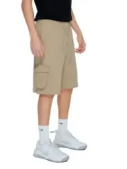 Khaki-Shorts mit Nike-Schuhen