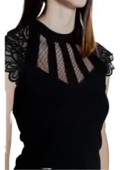 Schwarzes Spitzenoberteil mit Cutouts