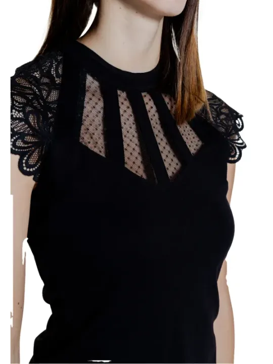 Schwarzes Spitzenoberteil mit Cutouts
