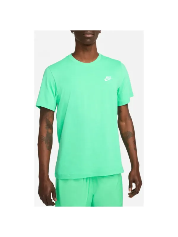 Nike grünes T-Shirt und Shorts