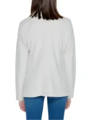 Weiße Jacke mit blauen Jeans