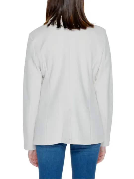 Weiße Jacke mit blauen Jeans