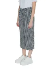 Gestreiften Rock mit weißem Oberteil