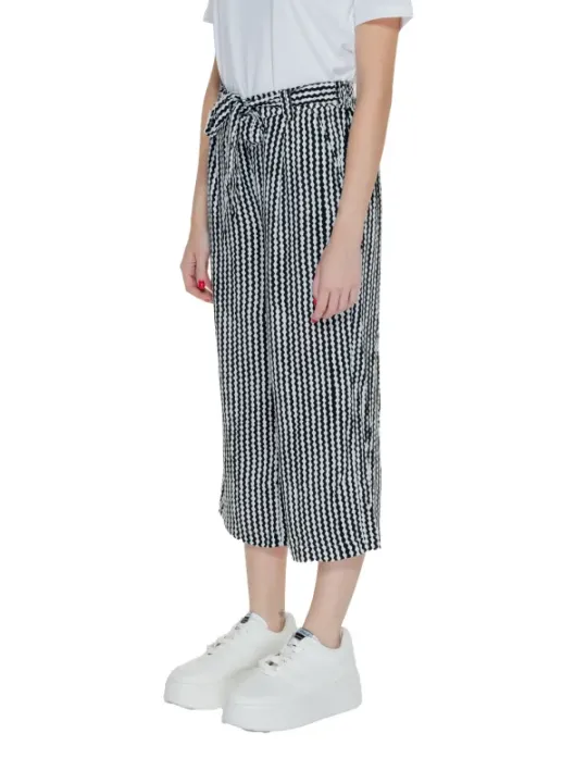 Gestreiften Rock mit weißem Oberteil