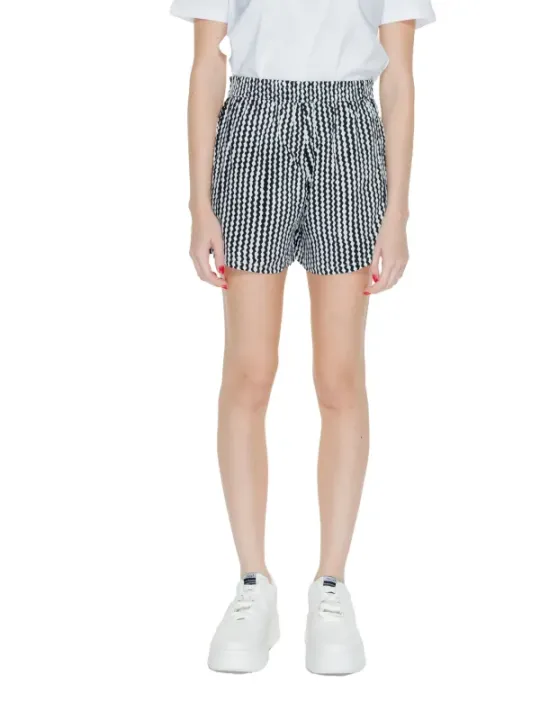 Gestreifte Shorts und weiße Schuhe