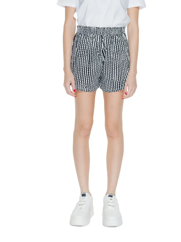 Gestreifte Shorts und weiße Schuhe