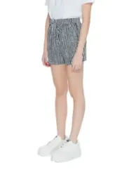 Frau mit Shorts und Sneakern