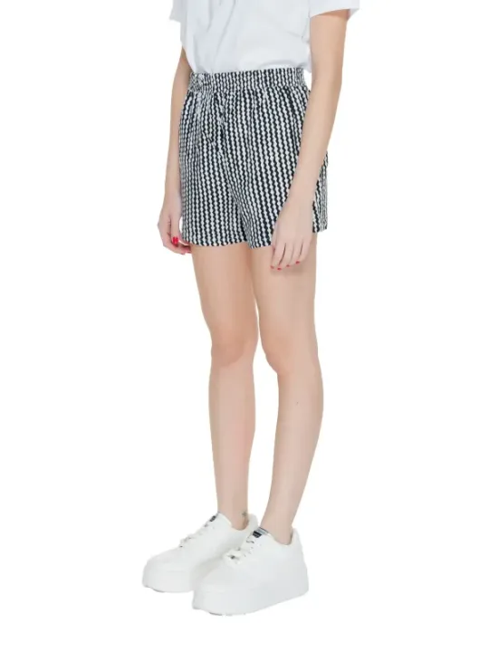 Frau mit Shorts und Sneakern