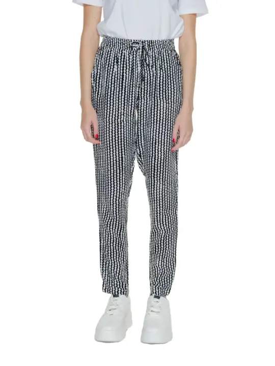 Only 474493 Hose mit weißen Schuhen